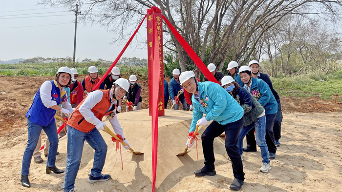 金沙鎮何厝社區活動中心新建工程，今日上午11時舉行動土典禮，與會貴賓三持鏟動土，預祝開工動土大吉大利，工程平安順利圓滿，奠基山前嘉惠里民。（陳麗妤攝）