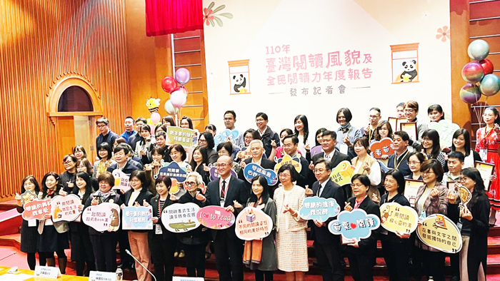 教育部「110年臺灣閱讀風貌及全民閱讀力年度報告發布記者會」由常次林騰蛟頒獎給全國各單位得獎者。(文化局提供)