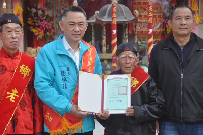 今農曆二月二日庵前牧馬侯陳淵聖誕千秋,縣長楊鎮浯率縣府主官(管)前往虔誠致敬,並轉發牧馬侯祠坐落土地金城鎮莒光樓段1004地號土地權狀予庵前牧馬侯祠管理委員會,讓開浯恩主聖誕慶典更具意義。(李增汪攝)