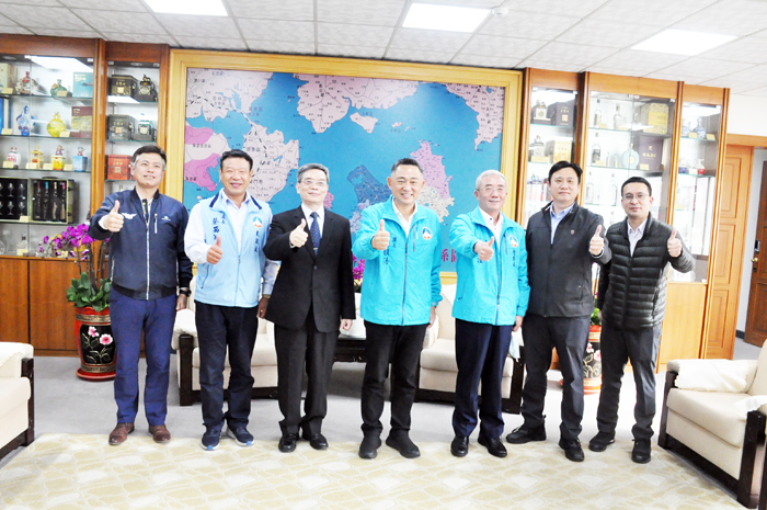 金門縣長楊鎮浯昨會見桃園市政府警察局督察長蔡祥春,頒贈金門縣榮譽縣民證後合影。(楊水詠攝)