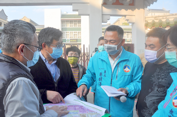 有鑑於全縣國小學生人數最多的中正國小,存在多年的學生上、下學人車爭道問題,縣長楊鎮浯昨日下午偕同相關單位就中正國小校門口周邊通學安全改善進行實地會勘。(李增汪攝)
