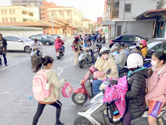 中正國小,存在多年的學生上、下學人車爭道問題。(李增汪攝)
