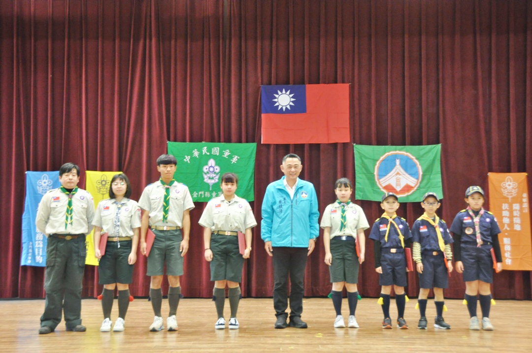 縣長楊鎮浯與各級學校校長、童軍木章持有人、受獎人、地區各童軍團代表等人合影。(李增汪攝)