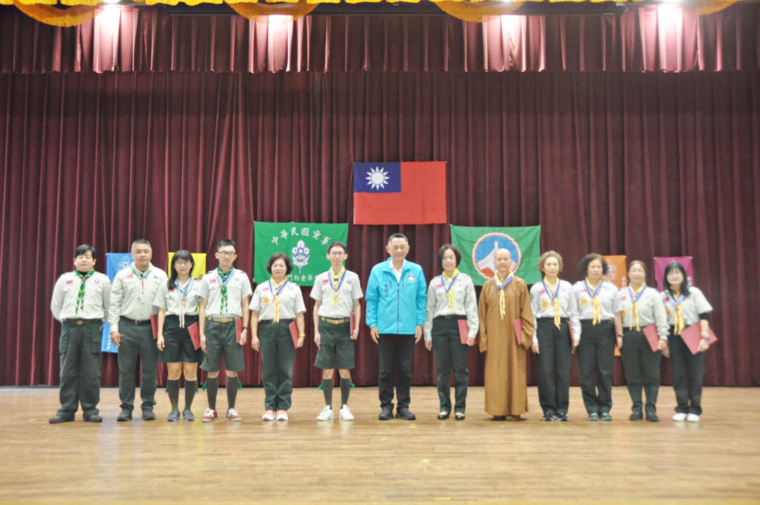 縣長楊鎮浯與各級學校校長、童軍木章持有人、受獎人、地區各童軍團代表等人合影。（李增汪攝）