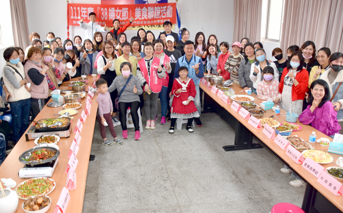 金門縣新移民公共事務協會辦理38婦女節美食聯誼活動，60多位遠嫁到金門來的新移民婦女姊妹齊聚，一人出一道家鄉菜，品嚐各地的家鄉料理，歡度屬於自己的節日。（莊煥寧攝）