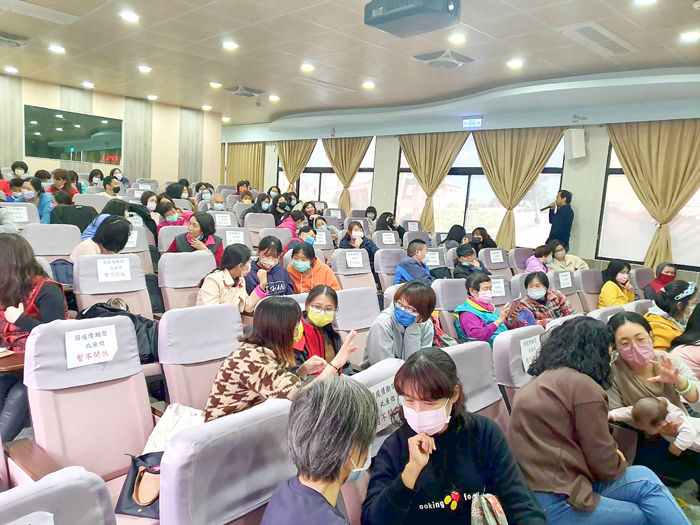 縣府教育處為培養閱讀故事志工專業能力,昨在縣府多媒體簡報室辦理本縣教育志工特殊訓練,百位志工踴躍出席參與了一整天的活動。(教育處提供)