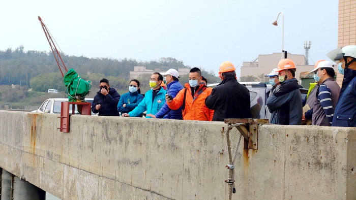 縣府邀相關單位會勘塔山發電廠海域油污,確認並非台電公司造成油污外洩,研判應屬偶發事件。(環保局提供)