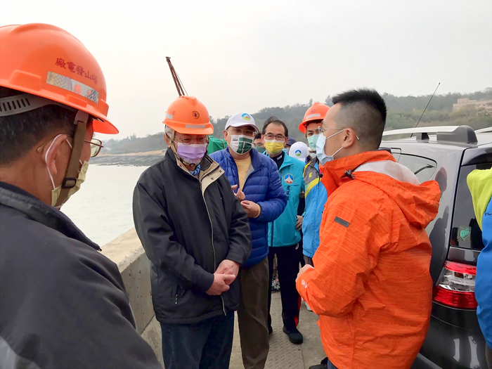 縣府邀相關單位會勘塔山發電廠海域油污，確認並非台電公司造成油污外洩，研判應屬偶發事件。（環保局提供）