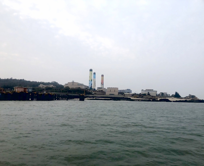 針對5日傍晚塔山電廠臨海一帶民眾發現海域油污事件,昨相關單位前往會勘,目視海面已無油污。(環保局提供)