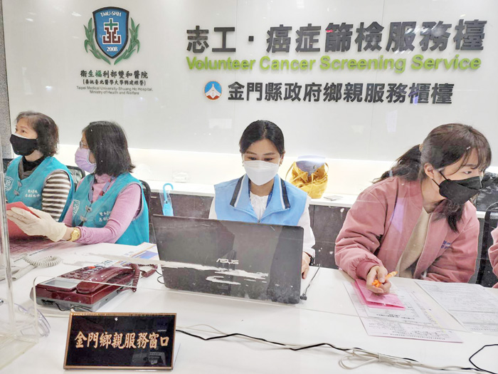 鄉親服務櫃檯成立後,可直接協助就醫民眾了解就醫流程,並給予明確、即時與適當的指引。(衛生局提供)