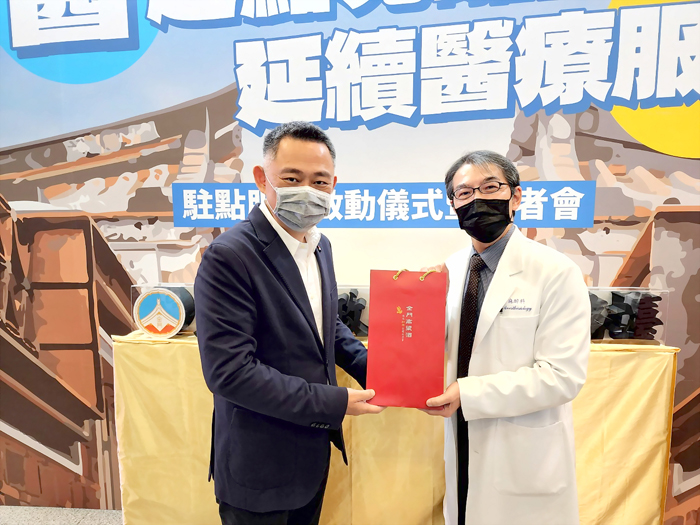 感謝雙和醫院支持,促成服務檯進駐院內,楊鎮浯致贈感謝酒予院長程毅君(右)。(許峻魁攝)