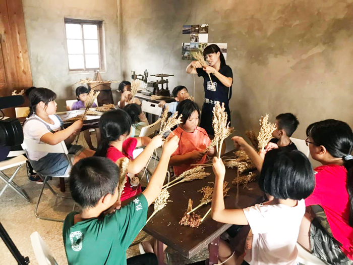 金門縣政府觀光處為搶暑假旅遊市場，將以時下最夯的體驗式遊程為主軸，7/1起將推出為期2個月的「金門親子嘉年華」活動，相關遊程包括手作鱟紅龜粿、一日農夫（金門農特產）體驗、採石蚵等。（縣府觀光處提供）