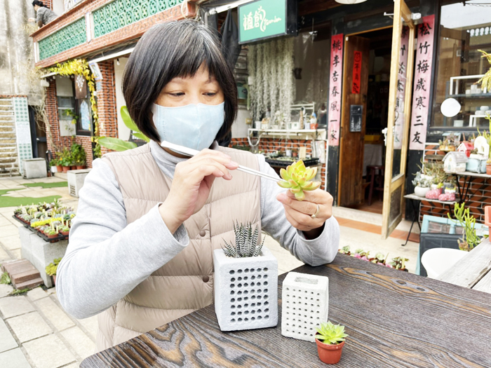 旅展會場特別邀請文創業者「植創」工作室的蔡宜宸老師，帶來最具金門特色的「北山播音牆」泥作花器，要讓旅客DIY專屬金門的盆栽。（觀光處提供）