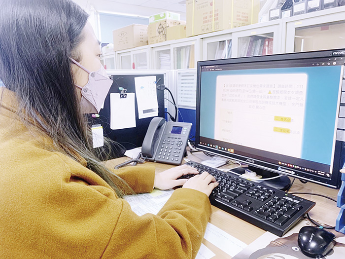 111年清明節連續假期共4天,縣府今日開始一連5天啟動未訂妥機位鄉親需求調查,圖為人員操作系統實照。(縣府觀光處提供)