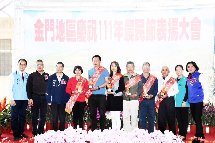 績優安全農業示範農戶合照。(莊煥寧攝)