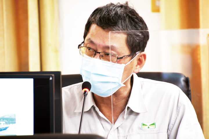 會中聽取高速公路局第五工務所主任張震宇簡報金門大橋最新工程進度。(翁維智攝)