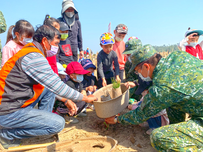 軍民攜手種樹，為金門的綠美化共盡心力。（林靈攝）