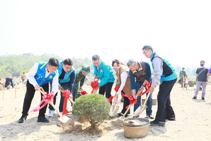 植樹節活動中,縣長楊鎮浯與地區政要共同種下千頭木麻黃。(縣府提供)