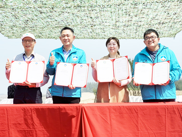 慈心基金會執行長(左一)、金門縣長(左二)、林務所所長(右一)、烈嶼鄉長(右二)共同簽署合作造林協議書。(縣府提供/林靈攝)