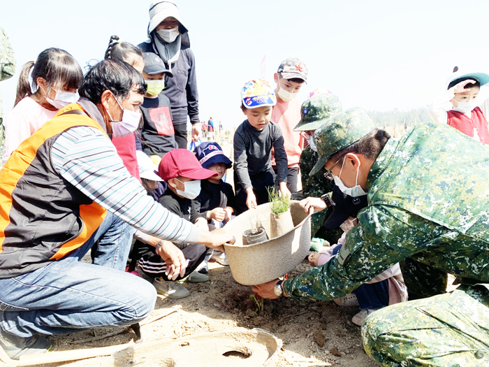 軍民攜手種樹,為金門的綠美化共盡心力。(林靈攝)