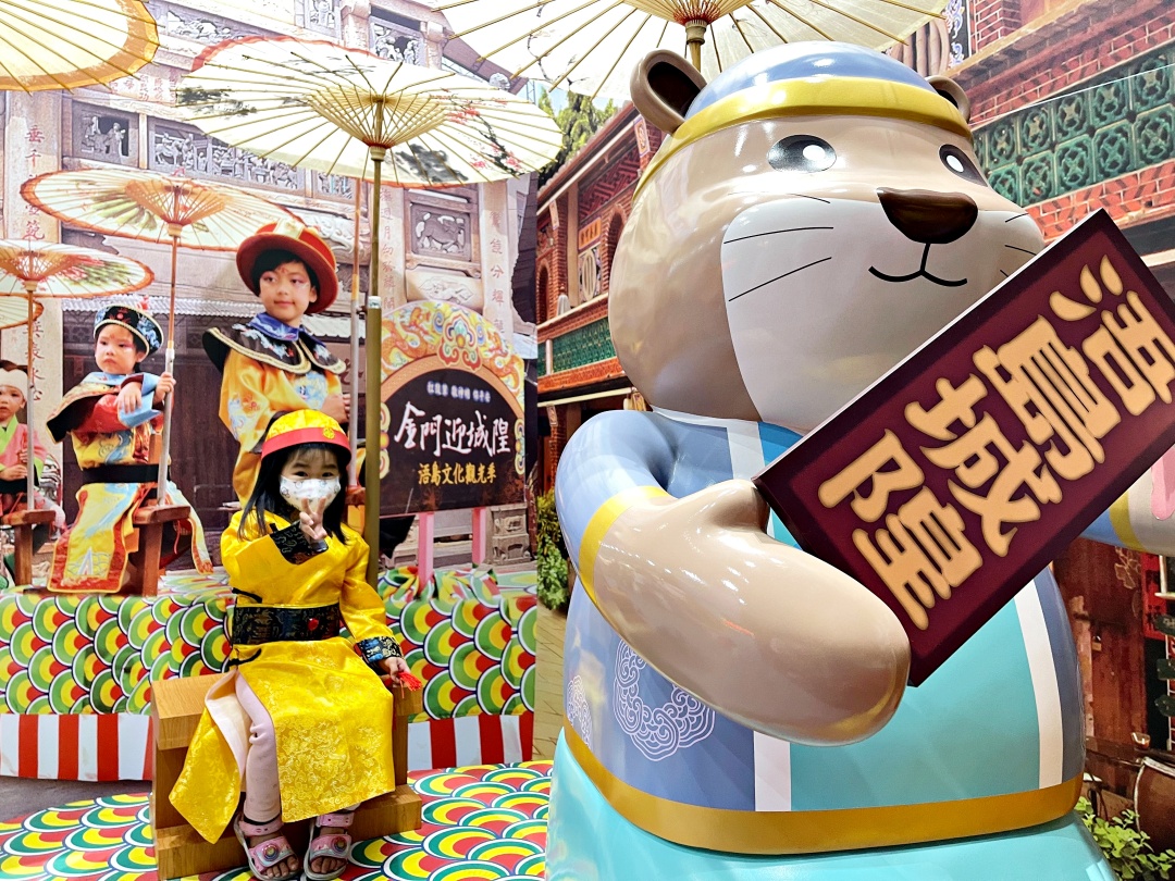 高雄旅展Q版的蜈蚣座及古裝體驗,十分受小朋友喜愛。(縣府觀光處提供)