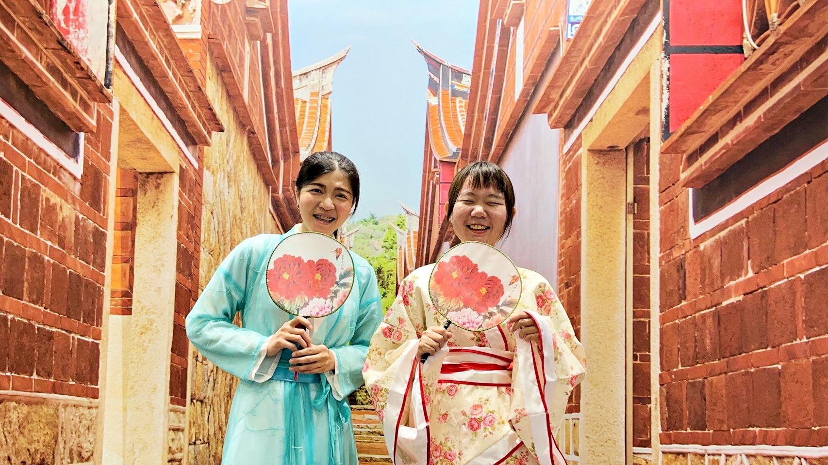 金門館還提供穿古裝秒現身山后民俗村拍美照,讓逛展民眾眼睛一亮。(縣府觀光處提供)
