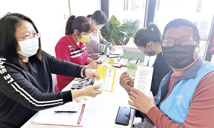 金門縣衛生局加碼並配合中央防疫措施,自3月1日起針對民眾完成各劑COVID-19疫苗接種者提供商品禮券及宣導品;65歲以上長者(含原住民55歲)則提供500元商品禮券(送完為止),以鼓勵民眾踴躍接種疫苗,提昇保護力。圖為金沙衛生所疫苗施打情形,民眾及長者打完疫苗領到獎品,感到十分意外又開心。(陳麗妤攝)