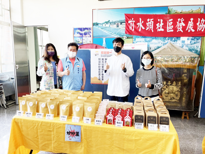 「優先採購教育訓練暨優採廠商展覽說明會」金門場次昨在前水頭社區活動中心熱鬧登場，縣府社會處長董燊到場致詞，鼓勵機關採購身心障礙福利機構生產物品與服務。（縣府社會處提供）