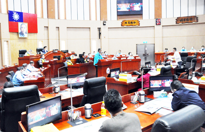 金門縣議會臨時會審議金門縣一一一年度總預算案暨附屬單位預算及綜計表及議員在臨時動議發言建議情形。(楊水詠攝)