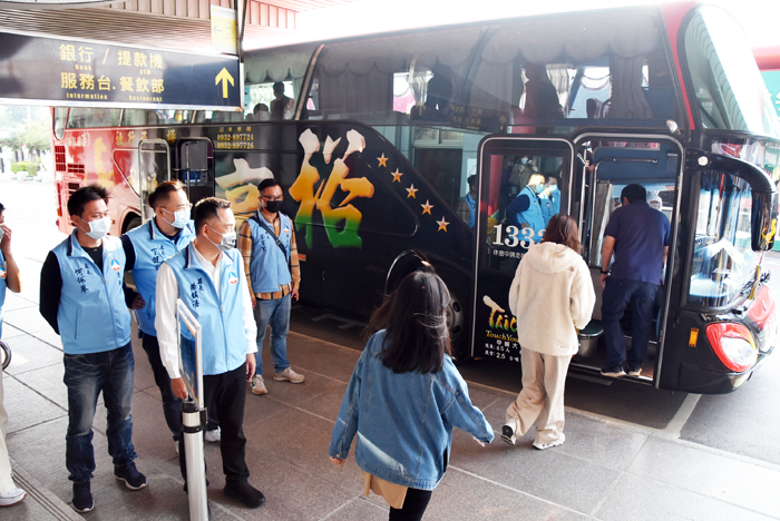 模擬小三通旅客統一上遊覽車載往防疫旅館。（陳冠霖攝）