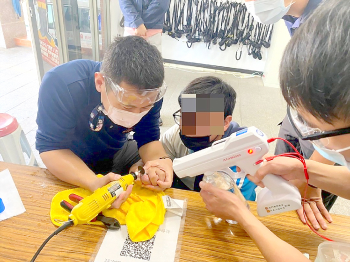 一位學生手上戒指卡住,金城消防隊員協助脫困。(金城消防分隊提供)