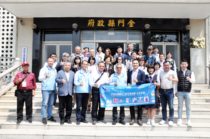 副縣長李增財昨接見全國觀光工廠促進協會理事長許立昇一行，並舉行觀光工廠座會後合影。
（楊水詠攝）