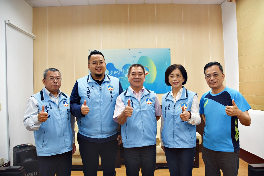 中華民國路跑協會秘書長陳華恆(右)、縣府教育處長黃雅芬(右二)、觀光處長丁健剛(左二)、縣體育場場長蔡木川(左)等共同出席記者會。(翁維智攝)