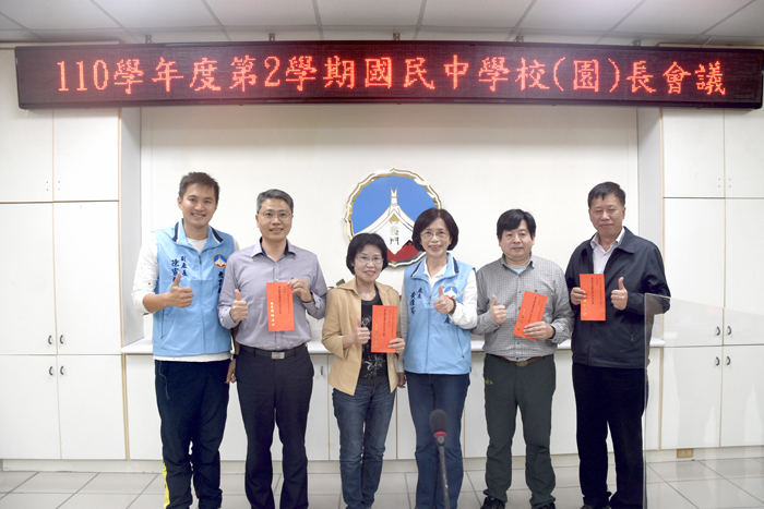 教育處長黃雅芬主持金門縣110學年度第2學期國中小校園長會議,並頒發第13屆全國法規資料庫競賽活動團體獎給各獲獎學校。(翁維智攝)