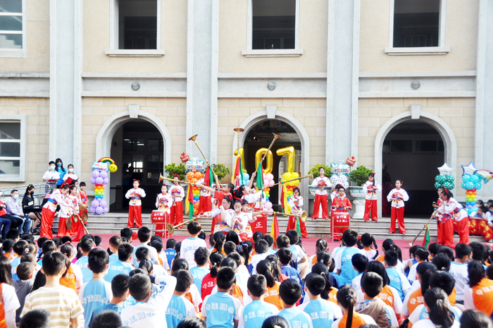 縣長楊鎮浯昨日上午出席母校中正國小107週年校慶慶祝大會，和校長蔡雪芳和師生及來賓共唱中英文生日快樂歌，祝母校生日快樂。（李增汪攝）