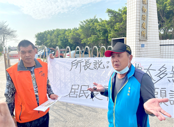 昨有溪湖里民前往防疫所抗議動物屍體發臭問題，里長黃建忠也到場希望能改善，以免影響周邊常住居民的生活。（陳麗妤攝）