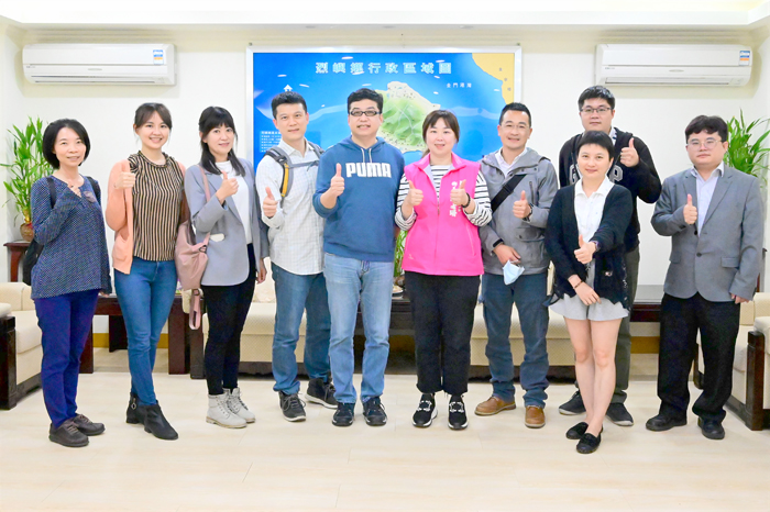 國發會為協助地方創生從業人員瞭解地方創生政策與計畫的推動內容，一行人前往烈嶼鄉訪視與意見交流。（烈嶼鄉公所提供）