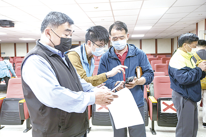 金門行動旅服系統說明會現場與業者互動，針對疑問做即時說明。（觀光處提供）