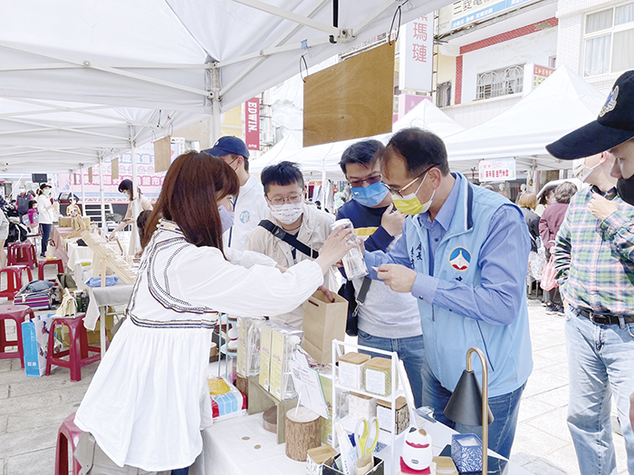後浦超好康希望生活市集除了結合金門老店授證儀式，也邀請13個攤位擺攤促銷在地特色商品，活動並整合行動支付與優惠行銷活動方案，共同帶動地方產業提升競爭力，現場參與民眾絡繹不絕。（縣府建設處提供）