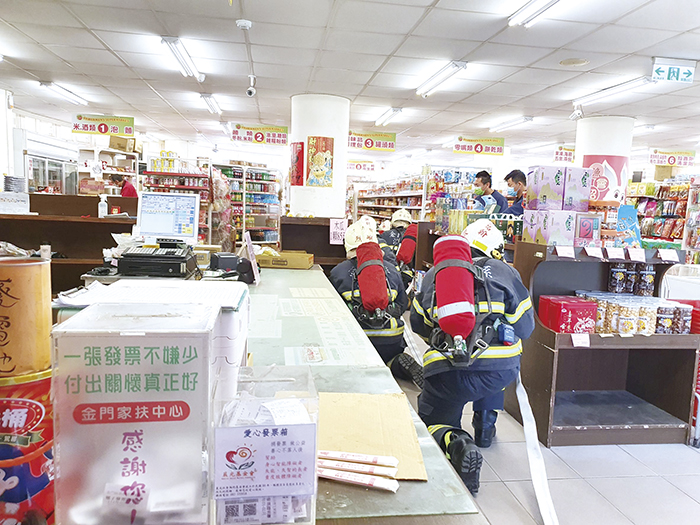 烈消辦理烈嶼鄉漁會超市火警實兵演練。（消防局提供）
