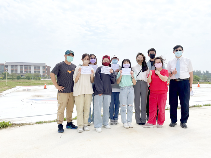 銘傳大學金門分部,於3月18日舉辦地區第一次「多旋翼無人機考場」術科考試,在考官為7位考生講解考試規則後,考生一一登場執行飛行任務,7位考生皆順利通過考試,考生、考官、民航局人員等合影,為金門「就地訓練、原地考照」做見證。(銘傳金門分部提供)