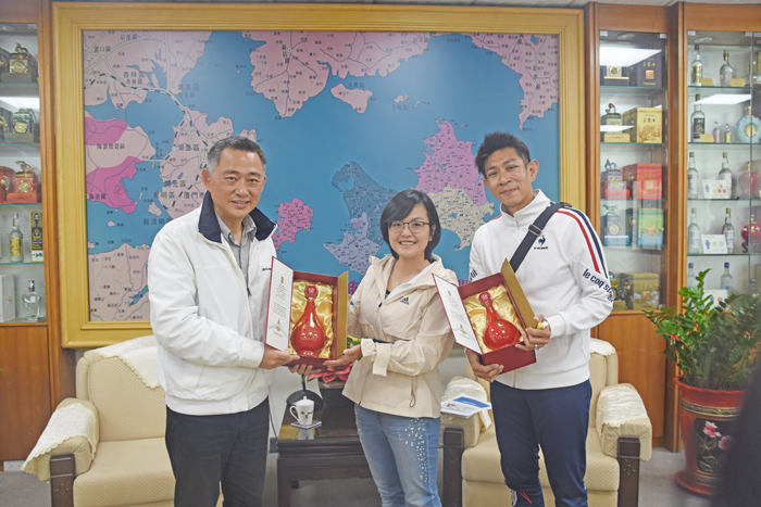 陳姵君偕新婚夫婿孫維孝到金門蜜月旅行,楊縣長特以金門好酒相贈,並歡迎夫婦倆能為地區推廣匹克球運動多盡一份心力。(翁維智攝)