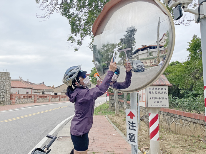 去年來金門環島並自主擦亮金門50幾面路口反光鏡的年輕女孩陳姵君,在金門留下愛心洋溢熱情的身影。(翁維智攝)