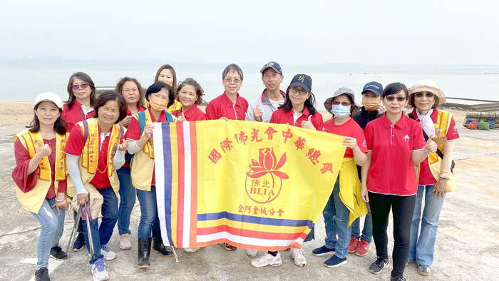 在古寧頭社區發展協會理事長李金鎗力邀下,國際佛光會金門金城分會再次以行動參與古寧頭社區環保愛地球淨灘活動。(翁維智攝)
