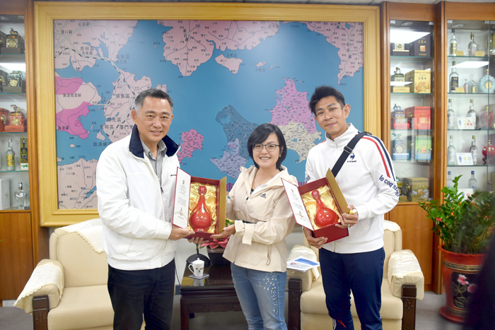 陳姵君偕新婚夫婿孫維孝到金門蜜月旅行,縣長讚自主做公益為金門帶來正向的力量,並歡迎夫婦倆能為地區推廣匹克球運動多盡一份心力。(翁維智攝)