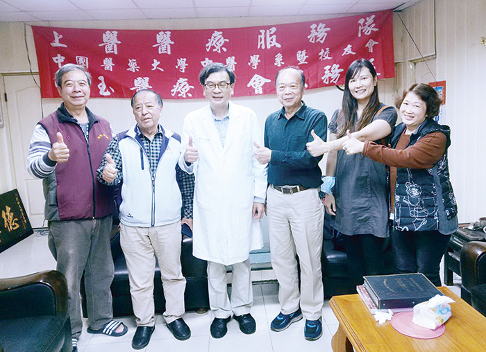 在金門紅十字會的邀請下，中國醫藥大學「上醫醫療服務隊」暨「明玉醫療社會服務隊」來金並前抵烈嶼為民眾義診，金門紅十字會會長洪國正與鄉親感謝他們為民眾看診並合照。（金門紅十字會提供）