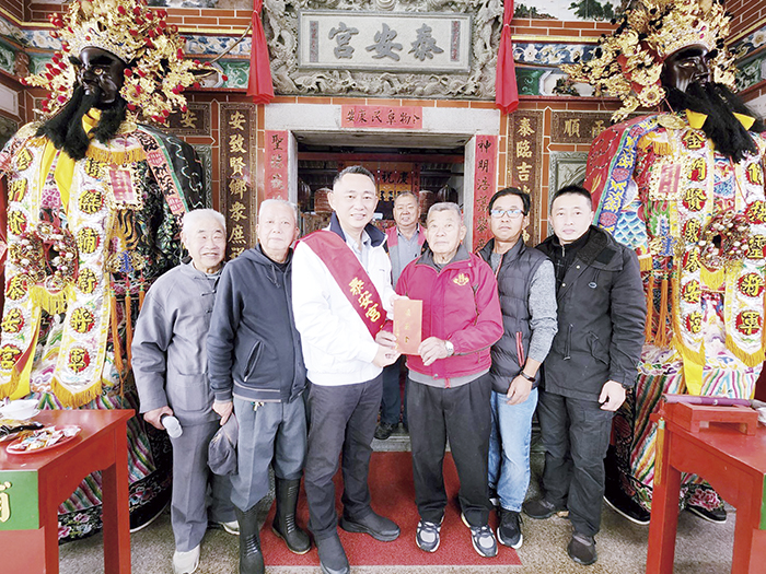 聖侯恩主聖誕千秋，縣長楊鎮浯（左3）敬獻爐敬金。（許峻魁攝）