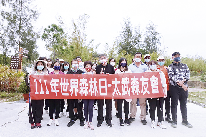 環保局辦理「世界森林日-太武森友會」活動，參與的民眾合照後由植物園登山道上太武山，並沿途拾起所見的垃圾，落實無痕山林精神。（環保局提供）