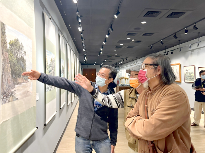 現場來賓駐足觀賞畫作。（陳冠霖攝）