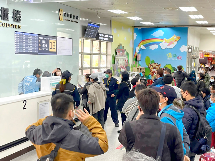 27日金門機場出現大量候補旅客。（翻攝臉書躍動金門-楊鎮浯）